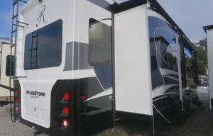 Luxury 5th wheel 2 bedrooms 1.5 baths 3 ac sleep 6