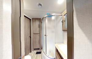2022 CrossRoads Zinger 333D Travel Trailer 33'