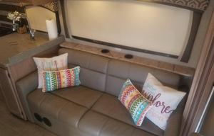 2019 Thor Motor Coach Chateau 31Y