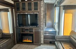 2019 Arctic Wolf 305ML6 | Sleeps 6 | 2 A/C