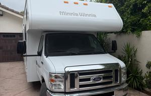 2020 Minnie Winnie 31G RV rental photo 4