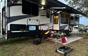 2016 Momentum 376TH RV rental photo 19
