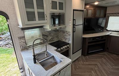 2021 Dutchmen 2503REF – Modern and Comfortable