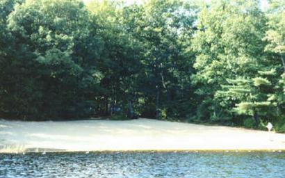 Sandy shoreline and water edge — clear photo of the campground's beach area from the site's main gallery.