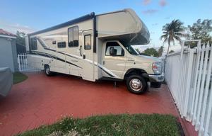 2022 Leprechaun Premier 319MB Ford 450 RV rental photo 4