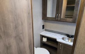 Easy to Drive Spacious RV - Only 3000 Miles on it!