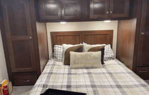 'Sally' Spacious w/ Outdoor speakers