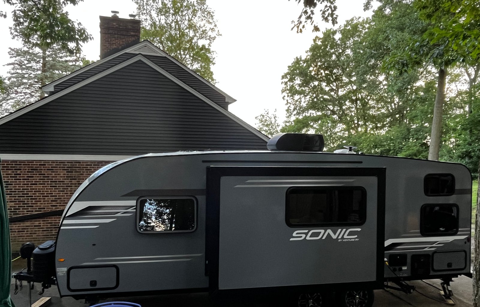 Komodo Kampers RV Rental-Sonic