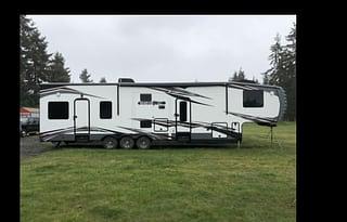Luxurious Toy-hauler with 3 slides and 14' garage.