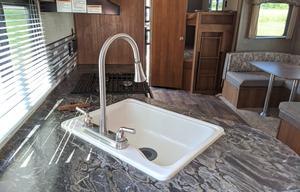 28' SUMMERLAND SLEEPS 10 COMES FULLY STOCKED