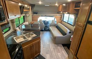 2019 Winnebago Minnie Winnie 31G *Pet Friendly!*