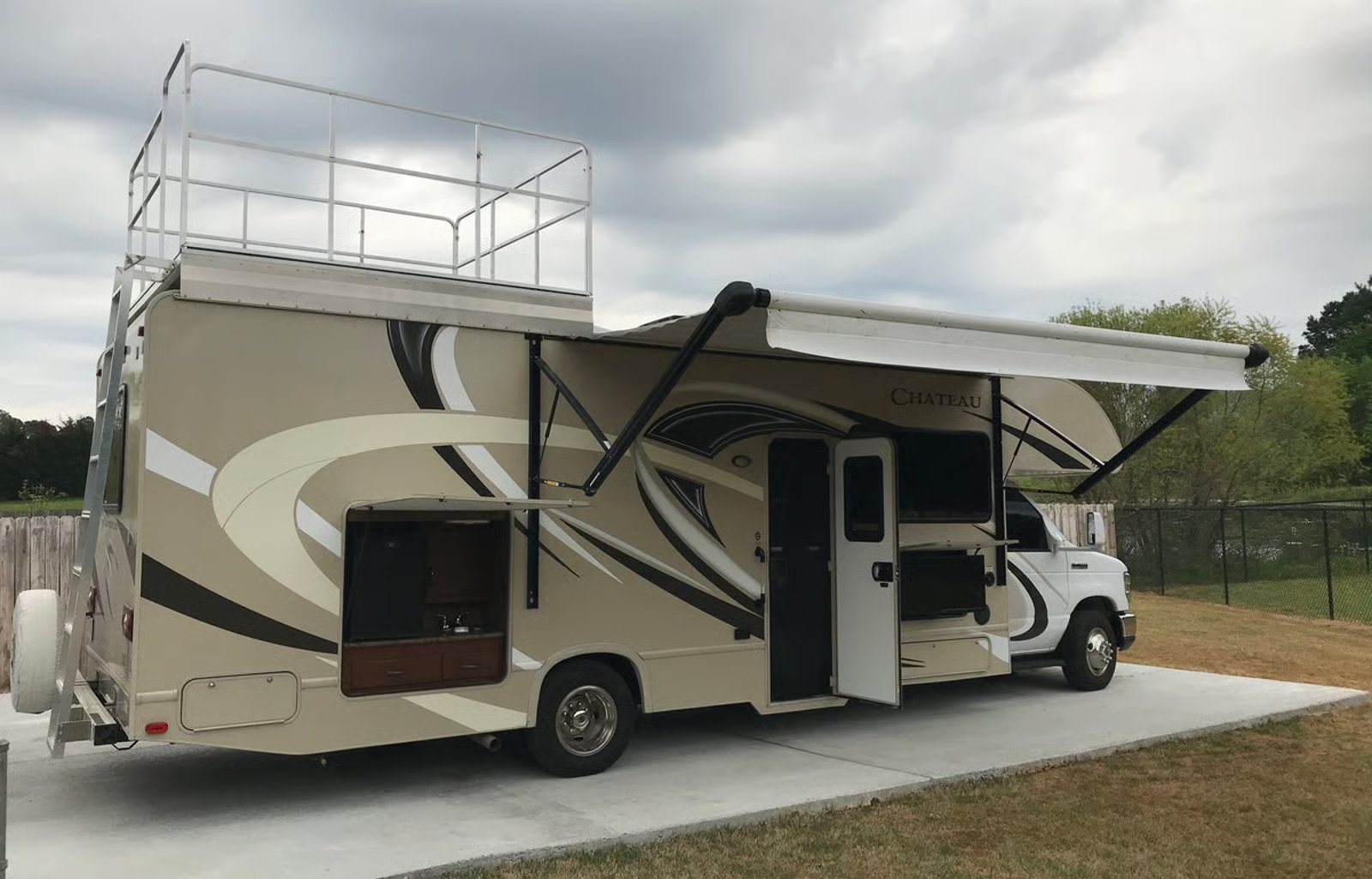 2017 Thor Motor Coach Chateau 29G HAL1830