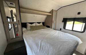 HUNTS PROWLER RV 32' SLEEPS 6