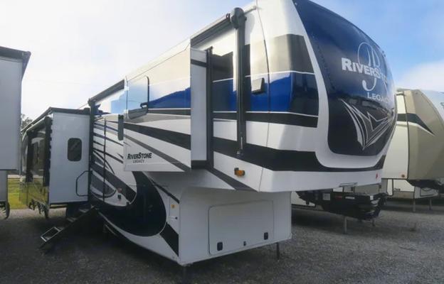 Luxury 5th wheel 2 bedrooms 1.5 baths 3 ac sleep 6