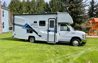 Modern RV – Pet Friendly, Easy, & Road-Trip Ready!