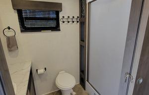 ☆Reclining sofa☆Large bathroom