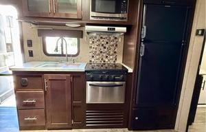 8 Person RV  With All The Features!