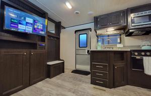 ★Full Size BUNKS★Private Queen Room★Exit 407