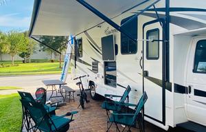 2021 RESORT STYLE RV LIVING !  32 FT Coachman Freelander