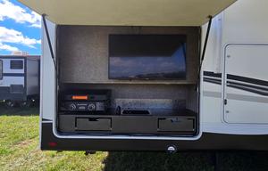 Beautiful 5th wheel bunkhouse retreat w/delivery!
