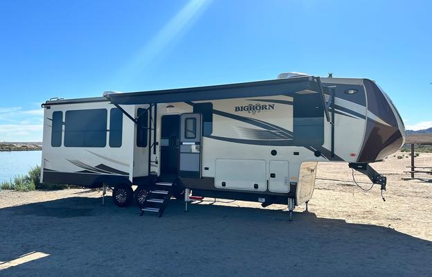 Clean and Comfortable 39’ Heartland Bighorn 3575EL