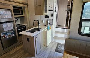 Great 5th wheel to tackle any trip.