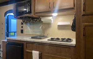 18’ Autumn Ridge: Sleeps 5, Easy Tow, Cozy!