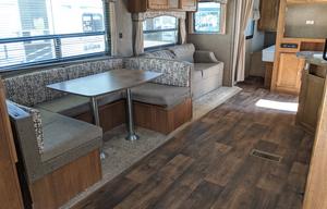 28' SUMMERLAND SLEEPS 10 COMES FULLY STOCKED