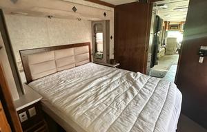 Palace on wheels! -2005 Revolution LE 40 ft