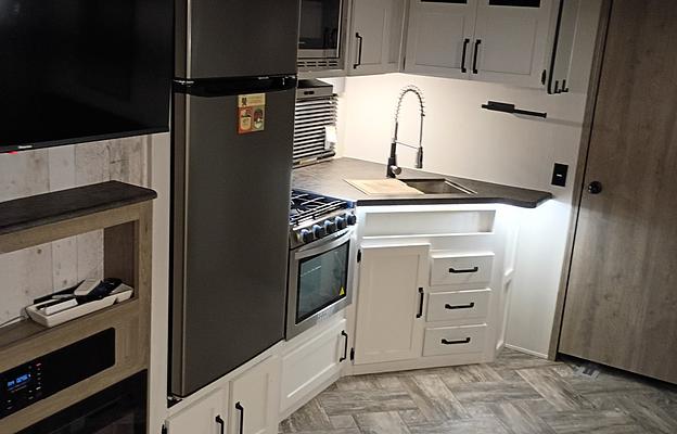 2023 Puma 28BHFQ RV rental photo 1