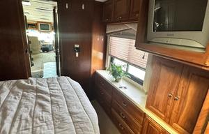 Palace on wheels! -2005 Revolution LE 40 ft