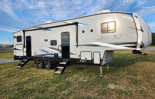 2022 Forest River Cherokee Arctic Wolf 321BH