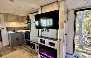 Fun Family Trailer! '22 Sundance Ultra Lite