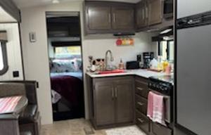 2018 CrossRoads RV Sunset Trail Grand Reserve SS28BH RV rental photo 4