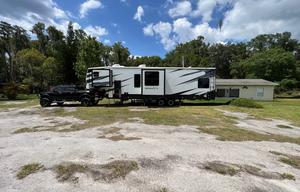 43’ toyhauler with patio and generator