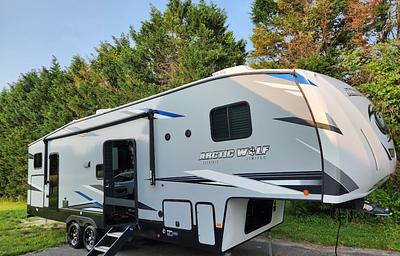 2022 Forest River Cherokee Arctic Wolf 321BH