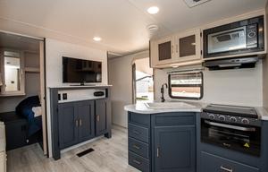 2025 Avenger with Bunks (LIKE NEW)-Delivery Only