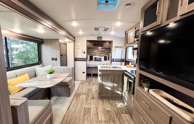 FULLY LOADED Spacious Bunkhouse