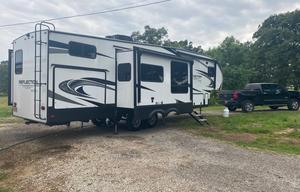 Spacious 5th Wheel— Perfect for Families