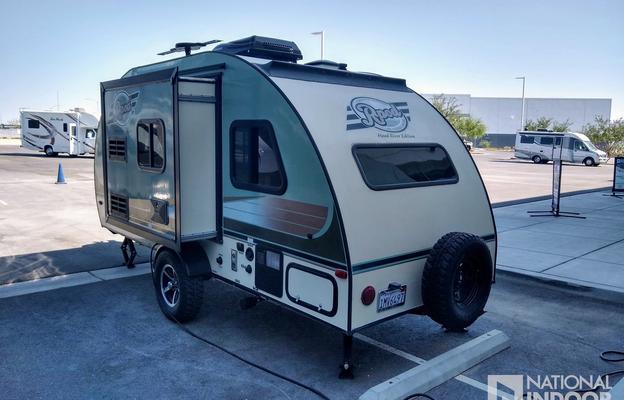 Cozy Contemporary R-Pod