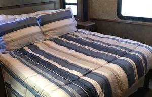 2014 Fleetwood RV Jamboree Sport 31M- LOW Miles