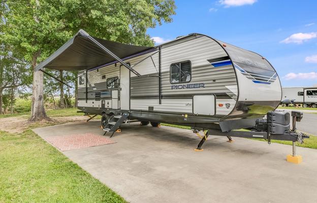 SLEEPS 6 + Outdoor fridge & Grill