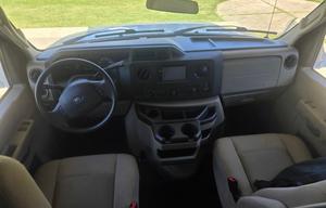 2017 THOR M-30FE E450 RV rental photo 3
