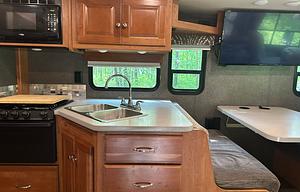Winnebago-Superior Ride-Deluxe Living-Family Fun