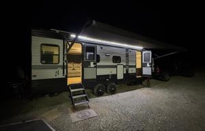 Spacious couples RV, dog friendly Hideout