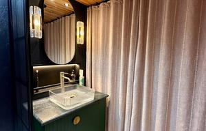 REMODELED, luxury  new interior. DELIVERY ONLY.