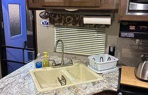 2017 Hideout 28BHS RV rental photo 8