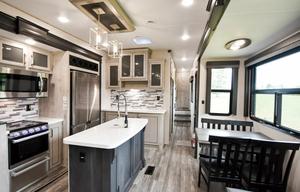 2022 Glamping Keystone Avalanche 5th wheel