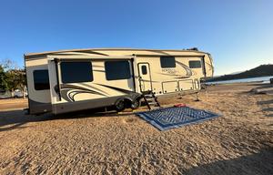Glamping at its finest! Jayco Luxury sleeps 9!