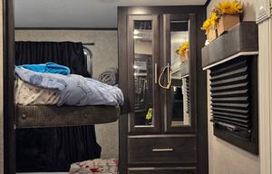 Beautiful 5th wheel bunkhouse retreat w/delivery!